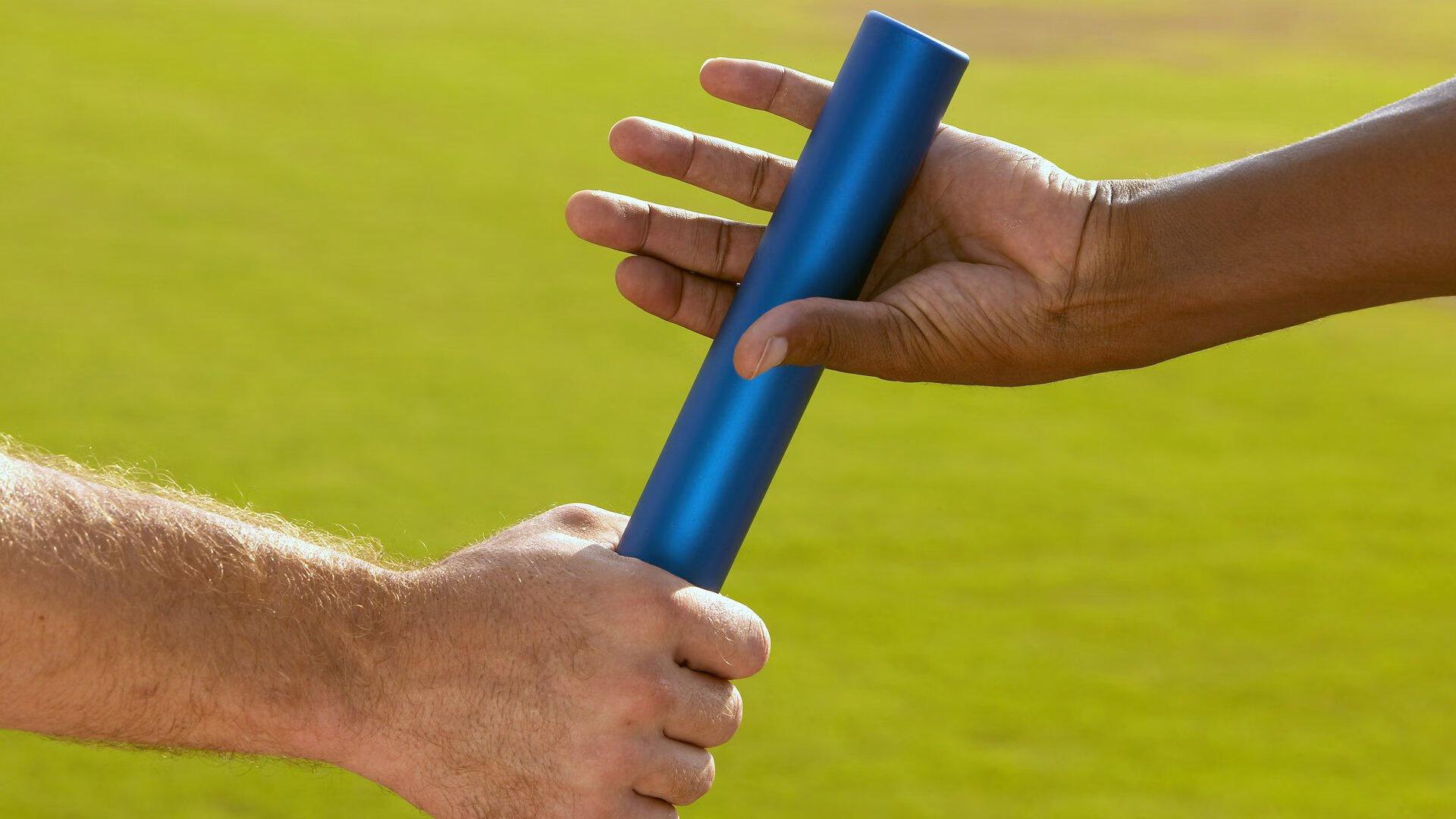 足球赛场变抗议擂台，示威者与警方冲突致比赛延期，多人受伤送医